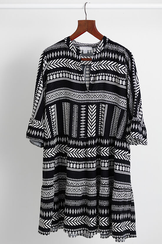 AMISU melnbalta boho stila kleita