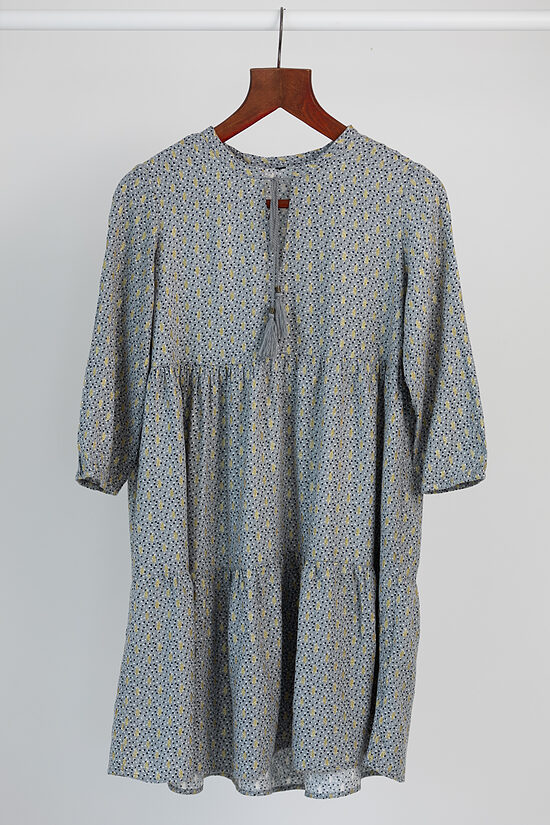 Pelēka boho stila tunikas kleita ar zelta detaļām